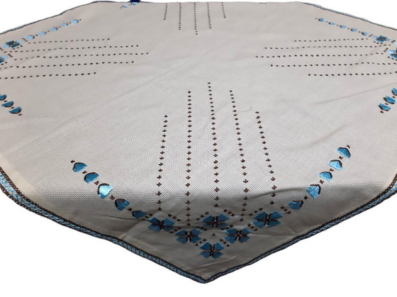 Image 1 of Nappe vintage brodée à la main 71 x 69 cm