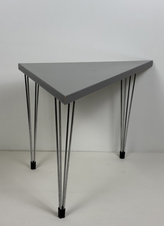 Image 1 of Table d'angle/d'appoint Pin Age grise, design danois, Arne Jacobsen