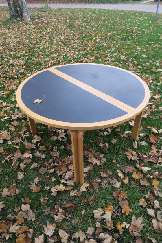 Image 1 of ronde eettafel van Rud Thygesen en Johnny Sorensen voor Magnus Olesen