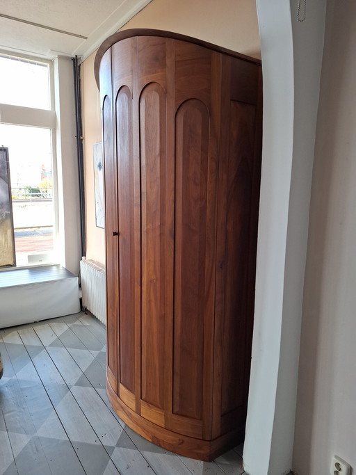 Gabinete de nogal diseñado por Theo Salet