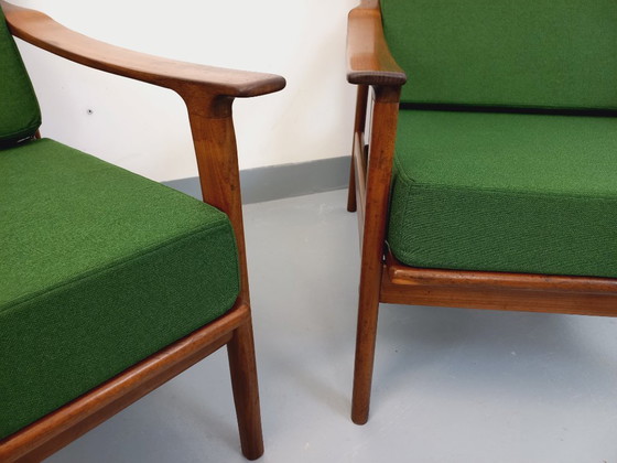 Image 1 of Een paar vintage Scandinavische fauteuils van teakhout met groene stof uit de jaren 60.