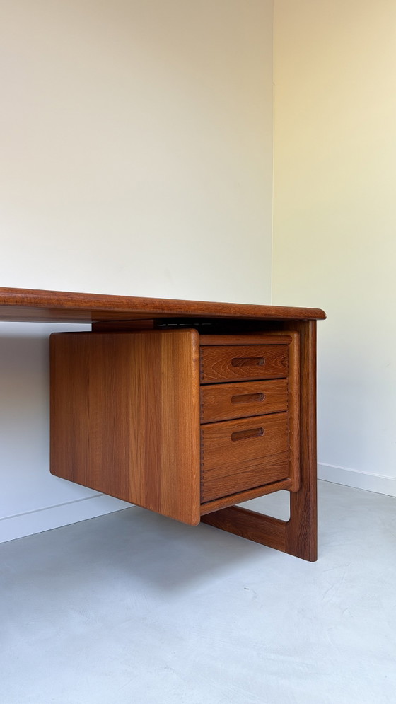Image 1 of Vintage Deens designbureau gemaakt van teak hout door Dyrlund