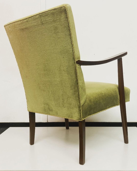 Image 1 of Deense vintage fauteuil – groen fluweel met houten armleuningen