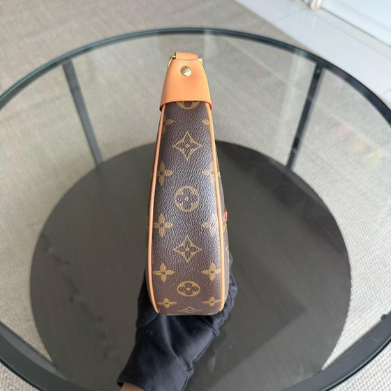 Image 1 of LOUISE VUITTON LOOP TAS MET MONOGRAM