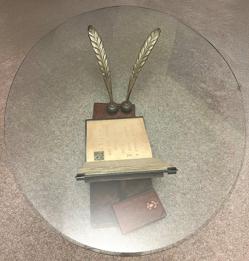 Mesa de centro, mesa de salón, mesa de cristal, libros, plumas
