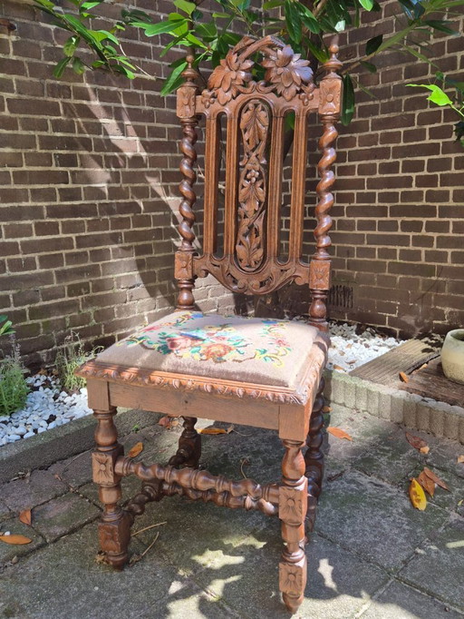 Chaise ancienne en bois avec pieds tournés et assise brodée