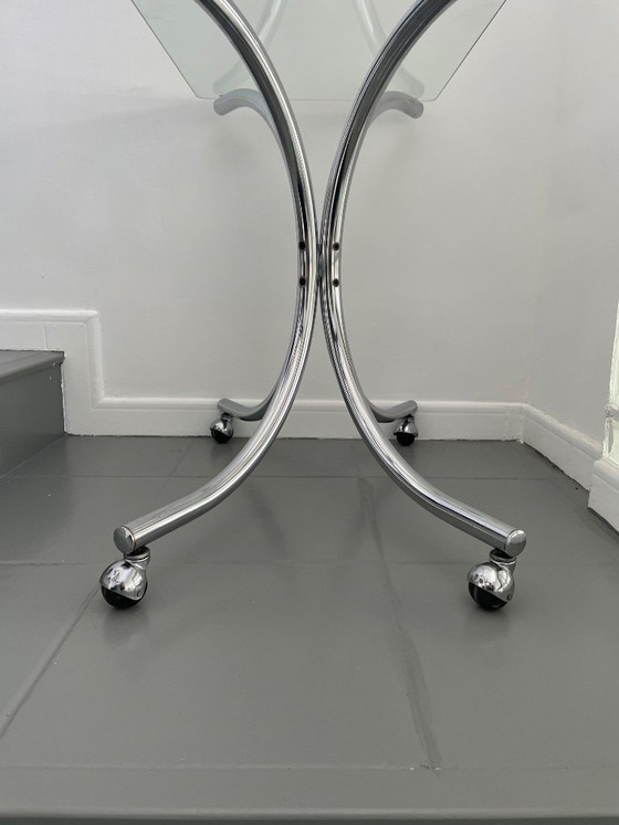 Image 1 of Salontafel van chroom en glas met wielen