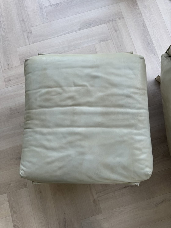 Image 1 of Sillón giratorio Piet Boon Heit con otomana y cojín decorativo.