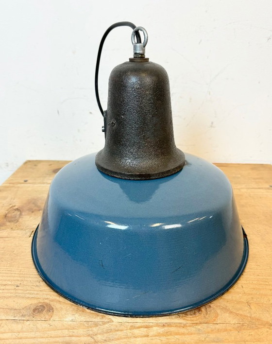 Image 1 of Lampe industrielle en émail bleu avec abat-jour en fonte, années 1960
