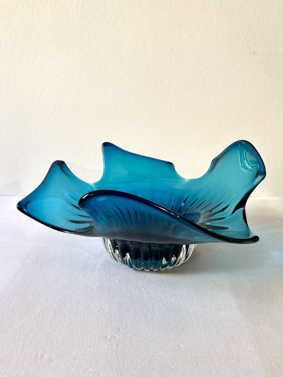Image 1 of Grande fruttiera in vetro soffiato blu.