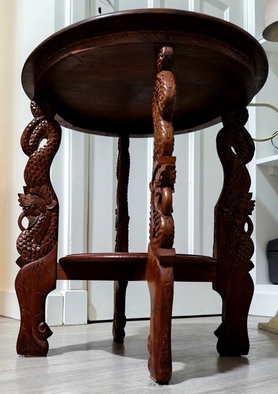 Tavolino vintage balinese in teak intagliato a mano con gambe di drago (Naga) e paesaggio vulcanico (photo 3 of 11)