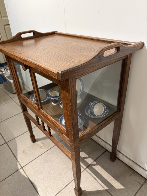 Teeschrank aus Eiche mit herausnehmbarem Tablett, Maße: 63 cm breit, 44 cm tief und 80 cm hoch