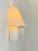 Paar vintage wandlampen, wit en beige, Zweden 1980
