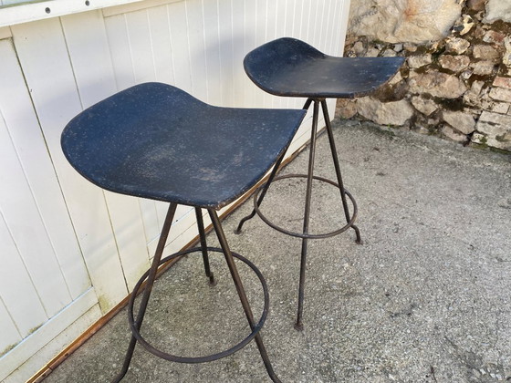 Image 1 of Paar industriële metalen draaibare barkrukken uit de jaren 50