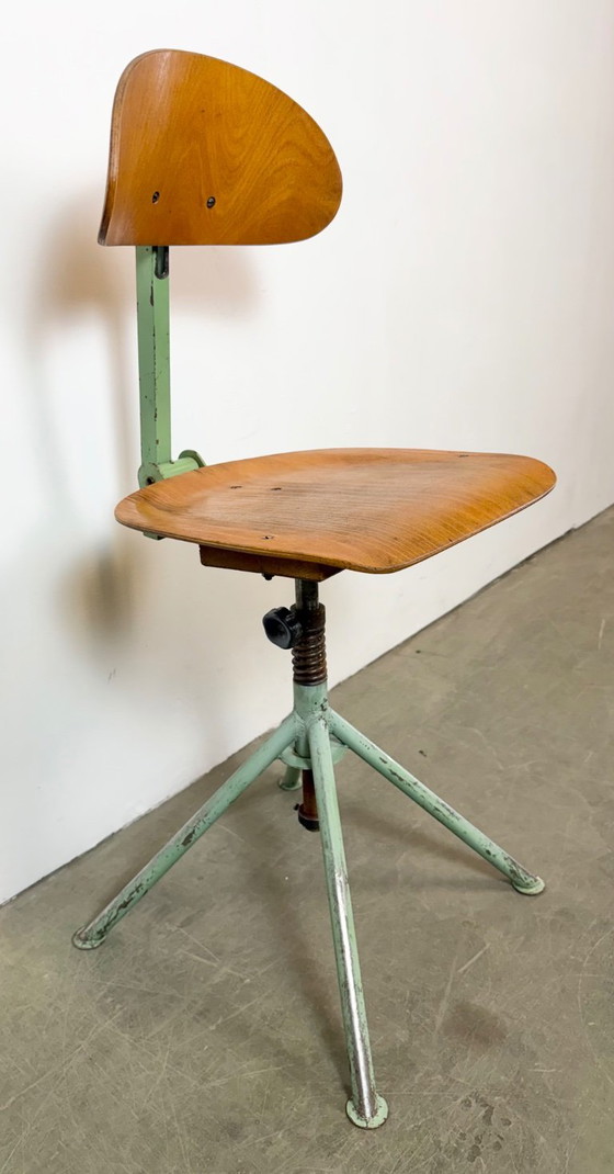 Chaise d'atelier industrielle verte, années 1950 – Tabourets, Iron (photo 11 of 18)