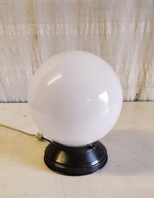 Plafond- of wandlamp met bolvormige opaalglazen kap, diameter: 20 cm - begin 20e eeuw
