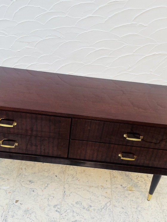 Image 1 of Vintage ladekast uit de jaren 60 met taps toelopende messing poten, Italiaans design.