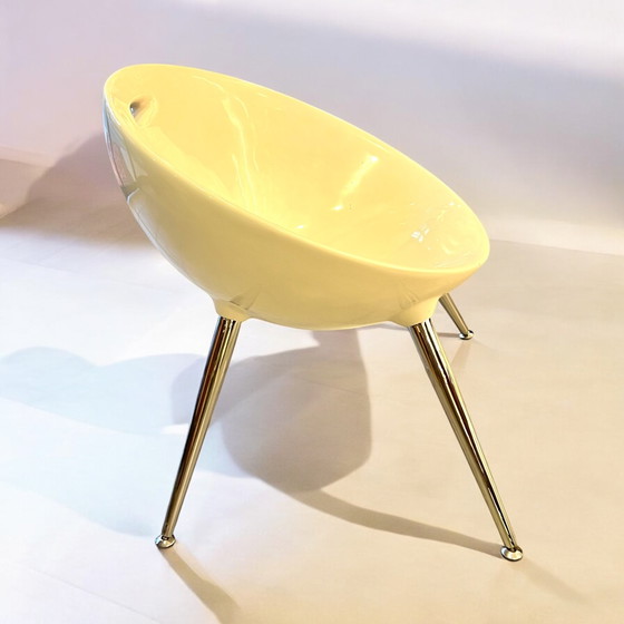 Image 1 of ¡Una rareza! Conjunto de dos sillas blancas de media concha y una mesa abatible, fabricados en los años 90.