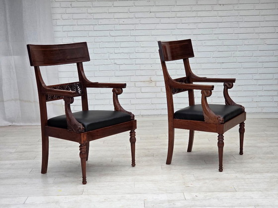 Image 1 of Jaren 1920-1930, Set van 2 fauteuils, ontwerp naar Georges Jacob, gesneden teakhout, leer, opnieuw gestoffeerd.