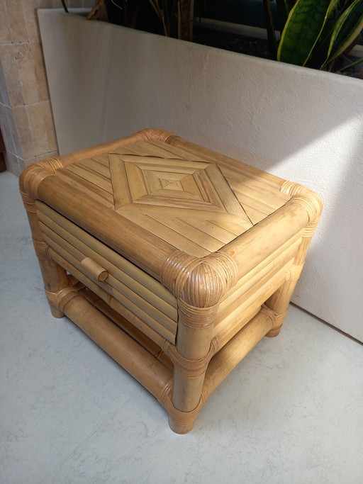Comodino o tavolino d'appoggio vintage in bambù e rattan