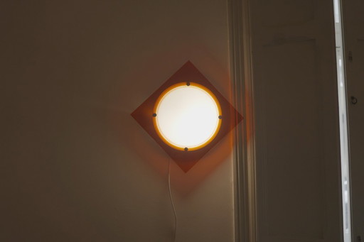 Rode wandlamp in mid-century stijl, gemaakt van acryl en mat glas, met een geometrische vormgeving uit de jaren 70.