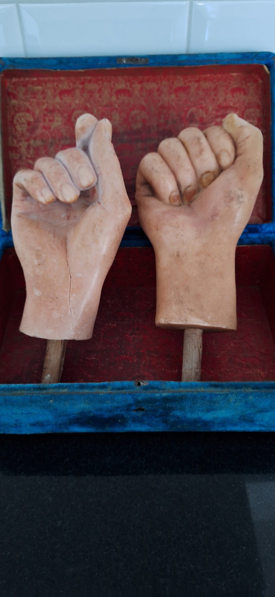 Image 1 of Antieke set van wassen handen met oud fluwelen doosje