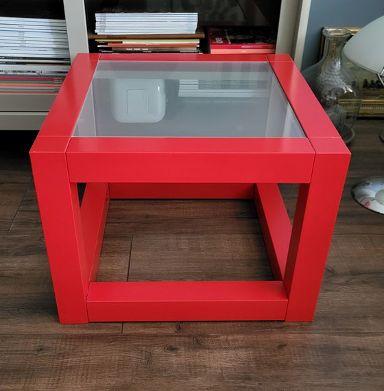 Image 1 of Roter Beistelltisch aus Massivholz in Würfelform mit sandgestrahlter Glasplatte aus den 1980er Jahren.