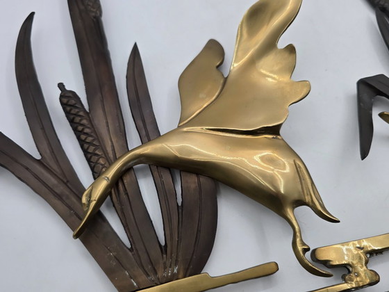 Image 1 of Grande sculpture murale vintage en laiton, représentant un vol d'oiseau.