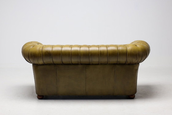 Image 1 of Vintage Chesterfield bank uit het midden van de 20e eeuw, gemaakt van zeegroen leer.