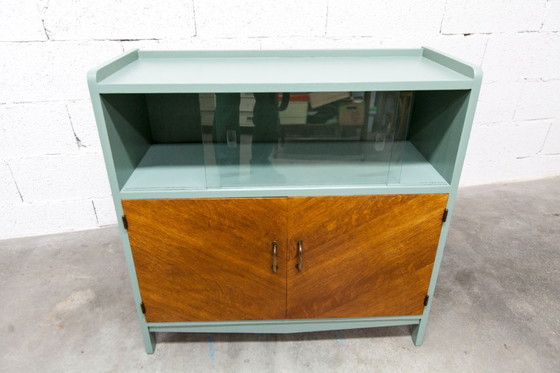 Image 1 of Atypische, elegante, lage vitrinekast uit de jaren 60 in een stijlvolle groene kleur.