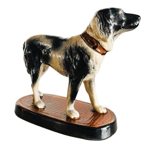 Image 1 of Sculpture vintage en céramique représentant un chien de chasse, sur un piédestal, années 1960.