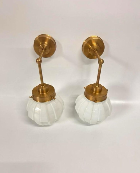 Image 1 of 2 pezzi Splendide lampade da parete Art Deco Thabur bianche con supporto in ottone