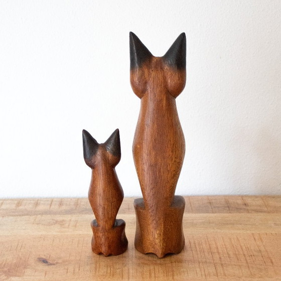 Image 1 of Ensemble vintage de chats siamois en bois sculptés à la main : deux figurines de chats de style art populaire