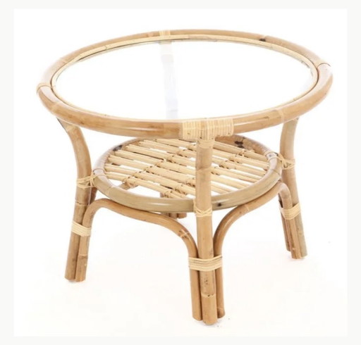 Twee rotan ‘Belse’ tafeltjes met glasplaat