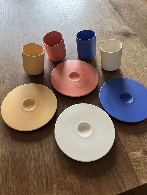 Cuatro tazas de café de barro