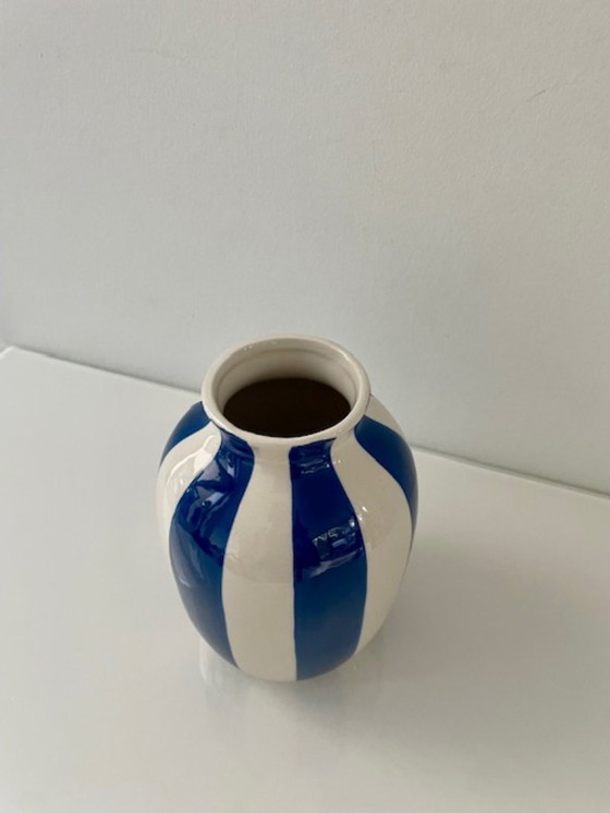 Image 1 of Keramieken vaas met handgeschilderde blauwe strepen