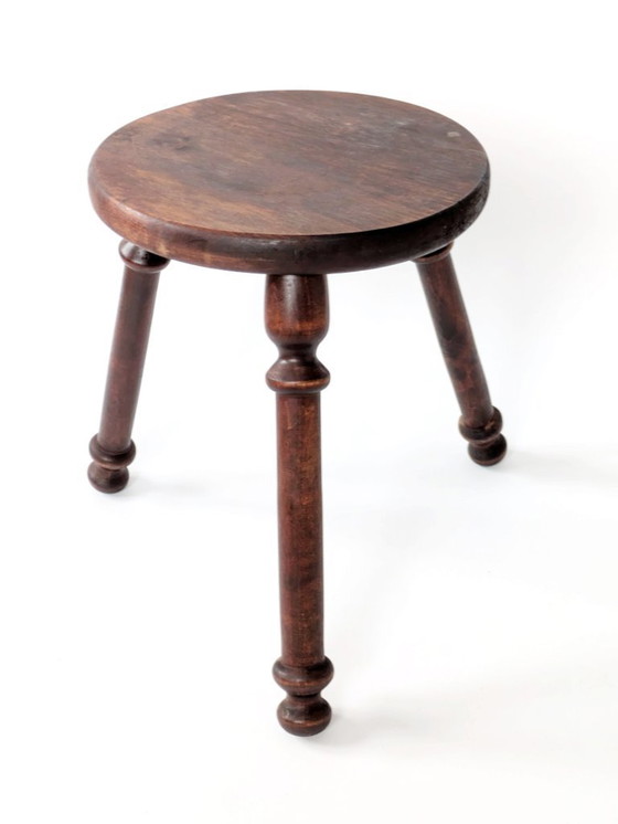 Image 1 of Sgabello in legno a tre gambe in stile fattoria francese d'epoca