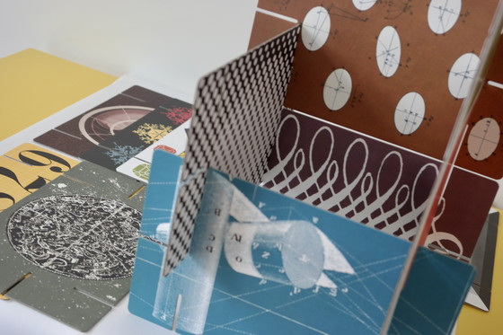 Image 1 of Eames, reusachtig kaartenhuis, ontworpen door Ray & Charles in 1952