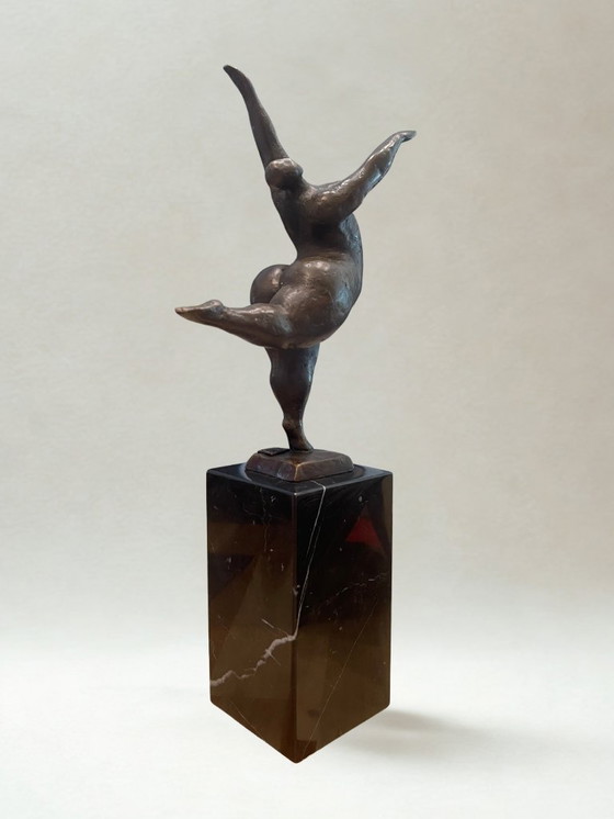 Image 1 of Scultura in bronzo di una donna danzante – Arte moderna – Base in marmo – 33 cm