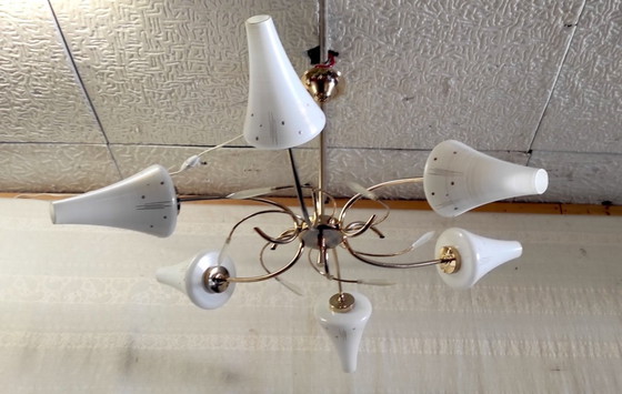 Image 1 of Lampadario modernista a 6 luci in ottone e vetro opalino - anni '40/'50