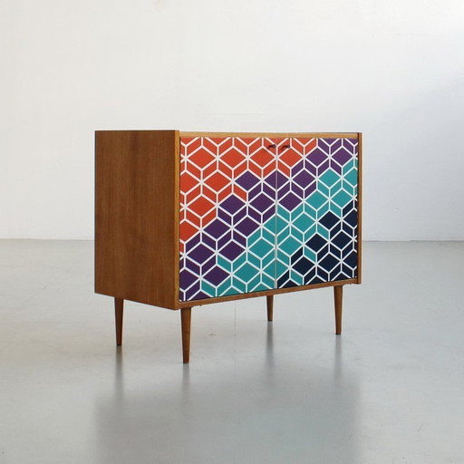 Meuble de style Mid-Century avec motif géométrique peint à la main, style vintage coloré des années 1960