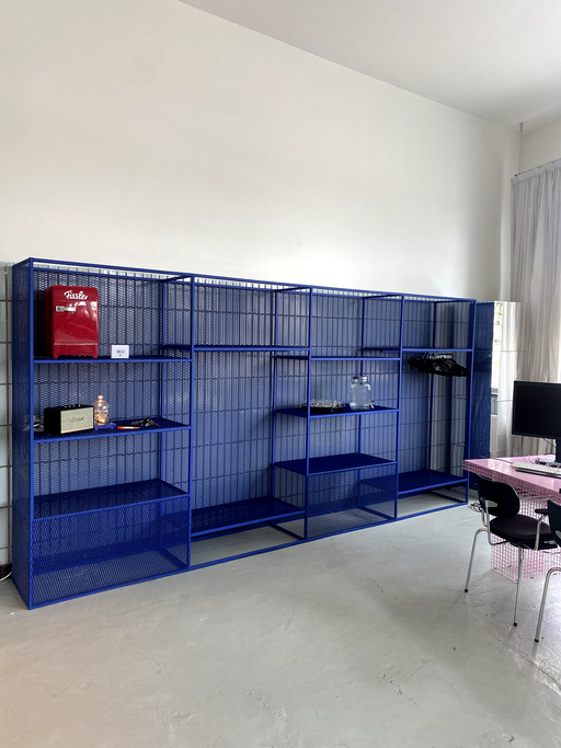 Handgefertigtes Stahlgehäuse, blau pulverbeschichtet