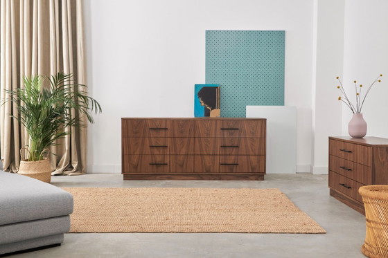 Image 1 of Aparador de nogal O-S13 seis cajones