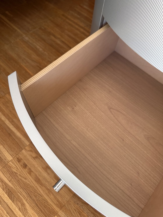 Image 1 of Comodino ovale in legno massello con rivestimento in alluminio spazzolato opaco