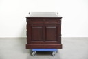 Bureau Chesterfield de style anglais, en bois foncé avec plateau en cuir vert.