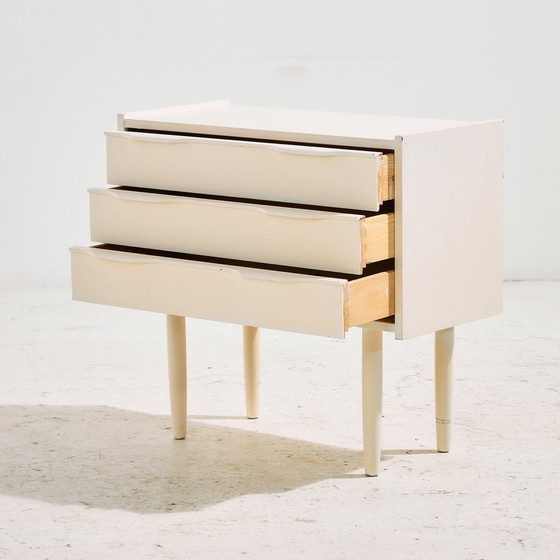 Image 1 of Mk9920 Table de nuit peinte en blanc avec trois tiroirs