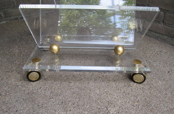 Image 1 of Charles Hollis Jones Beistelltisch aus Acrylglas mit Zeitschriftenhalter, Italien, 1970er Jahre.