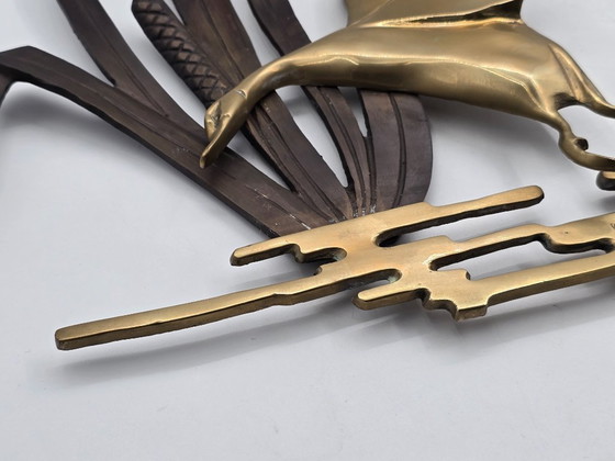 Image 1 of Grande sculpture murale vintage en laiton, représentant un vol d'oiseau.