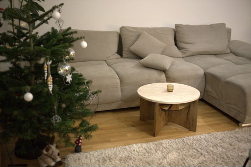 Rotunda salontafel gemaakt van natuursteen travertijn en massief eikenhout.