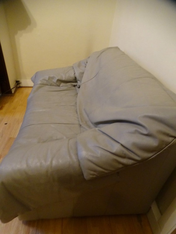 Image 1 of Sièges 2 places en cuir gris clair au design rétro vintage